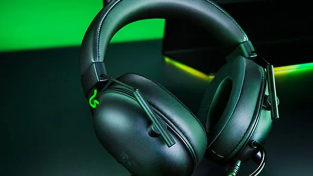 Геймърски слушалки Razer BlackShark V2 X в черен цвят с огъваем микрофон върху бюро